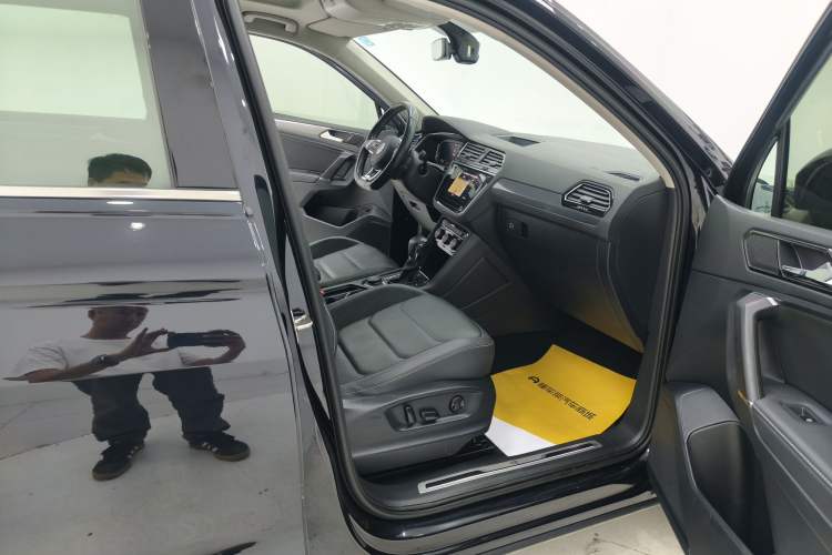 Used Volkswagen Tiguan L 2021 380TSI Automatic All-Wheel Drive R-Line Comfort Plus 7-Seater Interior 9
