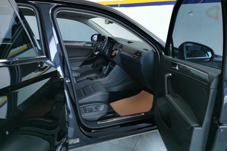 Used Volkswagen Tiguan L 2021 330TSI Automatic Two-Wheel Drive R-Line Enhanced Edition Interior 9