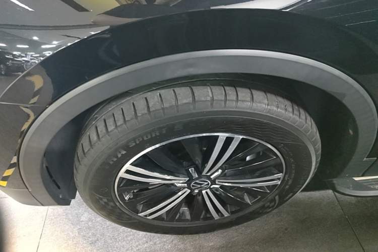 Used Volkswagen Tiguan L 2021 330TSI Automatic Two-Wheel Drive Smart Edition Left Front Wheel Hub
