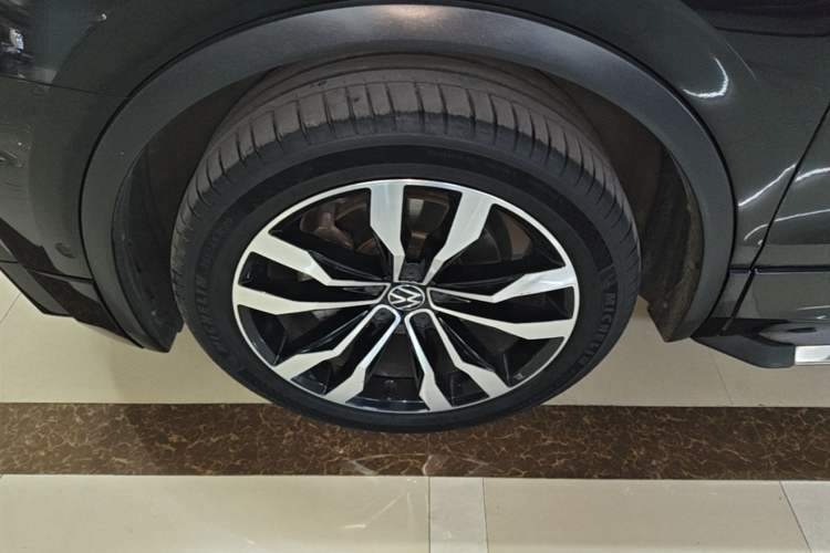 Used Volkswagen Tiguan L 2021 380TSI Automatic All-Wheel Drive R-Line Comfort Plus 7-Seater Left Front Wheel Hub