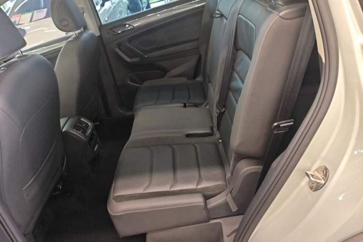 Used Volkswagen Tiguan L 2021 380TSI Automatic All-Wheel Drive R-Line Comfort Plus 7-Seater Left Rear Seat