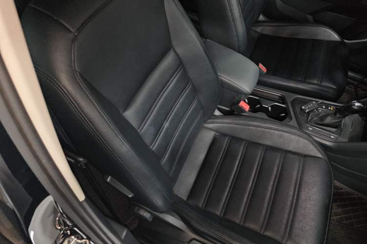 Used Volkswagen Tiguan L 2021 330TSI Automatic Two-Wheel Drive Comfort Edition Right Front Seat