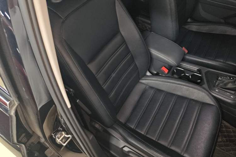 Used Volkswagen Tiguan L 2021 330TSI Automatic Two-Wheel Drive Comfort Edition Right Front Seat