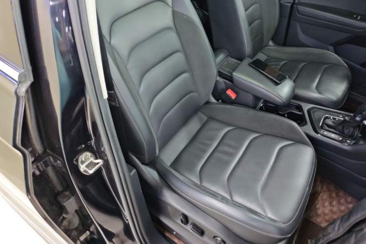 Used Volkswagen Tiguan L 2021 330TSI Automatic Two-Wheel Drive R-Line Enhanced Edition Right Front Seat
