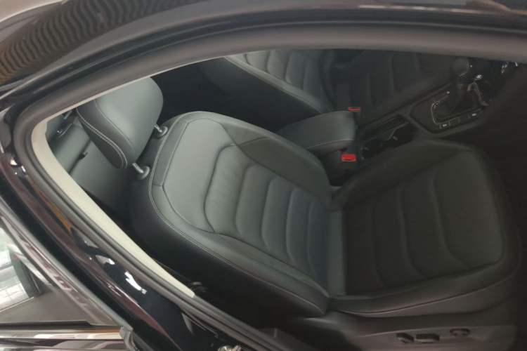 Used Volkswagen Tiguan L 2021 330TSI Automatic Two-Wheel Drive Smart Edition Right Front Seat