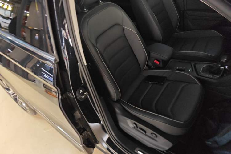 Used Volkswagen Tiguan L 2021 330TSI Automatic Two-Wheel Drive R-Line Flagship Edition Right Front Seat