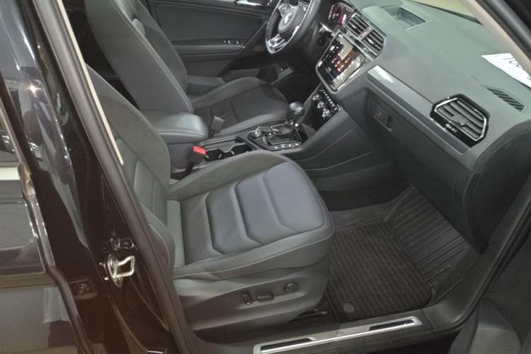 Used Volkswagen Tiguan L 2021 380TSI Automatic All-Wheel Drive R-Line Comfort Plus 7-Seater Right Front Seat