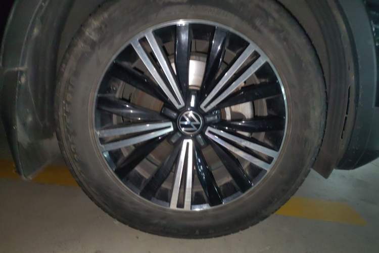 Used Volkswagen Tiguan L 2021 330TSI Automatic Two-Wheel Drive Comfort Edition Right Front Wheel Hub