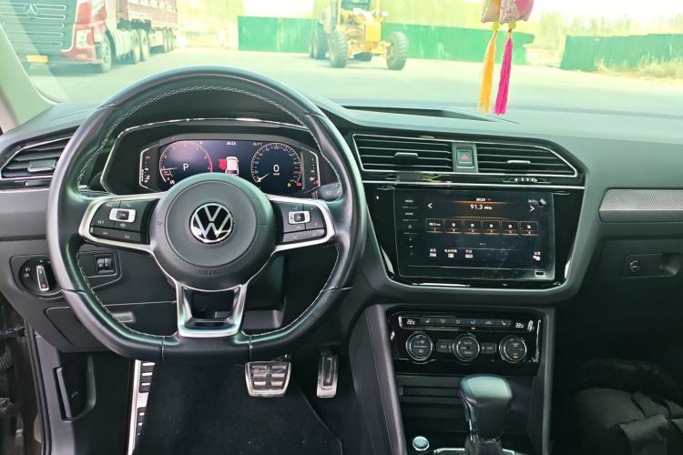 Used Volkswagen Tiguan L 2021 330TSI Automatic Two-Wheel Drive R-Line Enhanced Edition Center Console