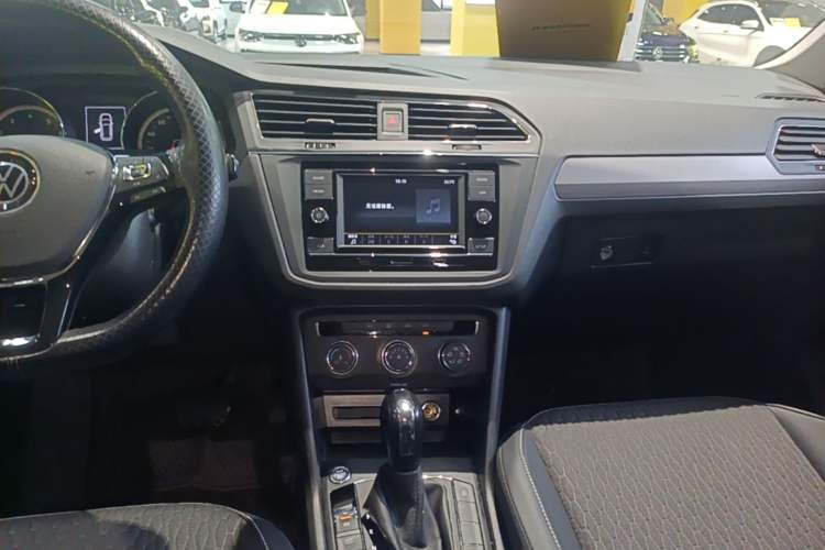 Used Volkswagen Tiguan L 2021 280TSI Automatic Two-Wheel Drive Comfort Edition – Low-Trim Version Audio And AC Panel