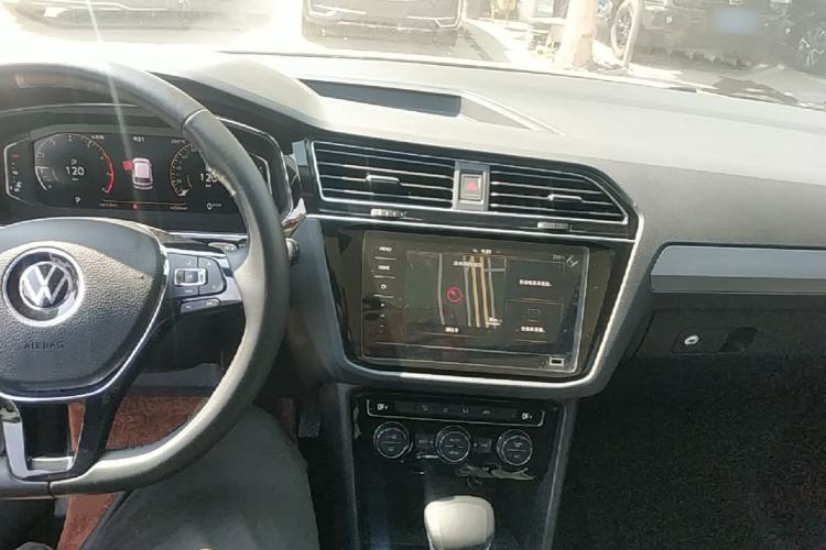 Used Volkswagen Tiguan L 2021 330TSI Automatic Two-Wheel Drive Smart Edition Center Console
