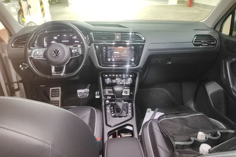 Used Volkswagen Tiguan L 2021 330TSI Automatic Two-Wheel Drive R-Line Flagship Edition Center Console