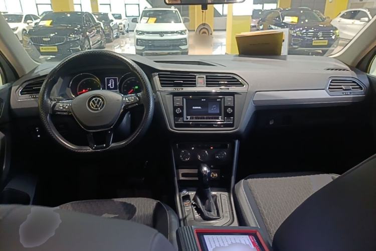 Used Volkswagen Tiguan L 2021 280TSI Automatic Two-Wheel Drive Comfort Edition – Low-Trim Version Center Console