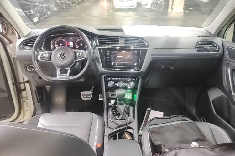 Used Volkswagen Tiguan L 2021 330TSI Automatic Two-Wheel Drive R-Line Flagship Edition Center Console