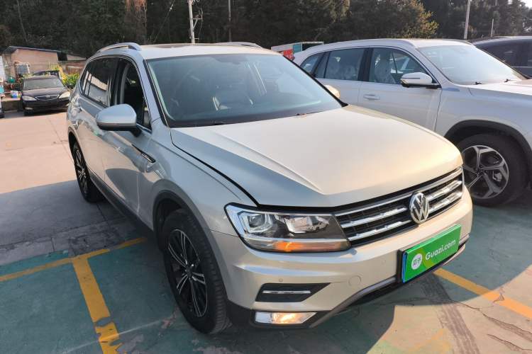 Used Volkswagen Tiguan L 2021 330TSI Automatic Two-Wheel Drive Smart Edition Front Right 45 Deg