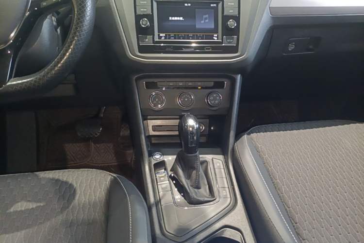 Used Volkswagen Tiguan L 2021 280TSI Automatic Two-Wheel Drive Comfort Edition – Low-Trim Version Gear Lever