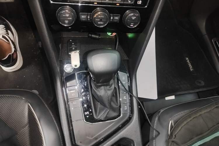 Used Volkswagen Tiguan L 2021 330TSI Automatic Two-Wheel Drive R-Line Flagship Edition Gear Lever