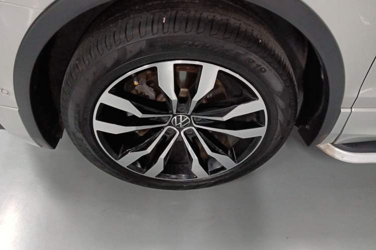 Used Volkswagen Tiguan L 2021 330TSI Automatic Two-Wheel Drive R-Line Enhanced Edition Left Front Wheel Hub
