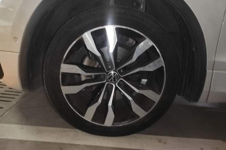 Used Volkswagen Tiguan L 2021 330TSI Automatic Two-Wheel Drive R-Line Flagship Edition Left Front Wheel Hub