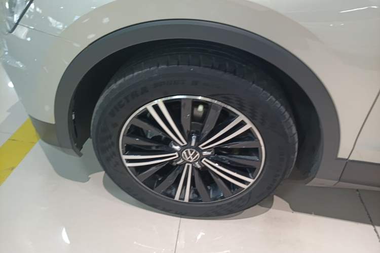 Used Volkswagen Tiguan L 2021 280TSI Automatic Two-Wheel Drive Comfort Edition – Low-Trim Version Left Front Wheel Hub