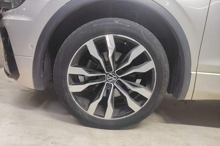 Used Volkswagen Tiguan L 2021 330TSI Automatic Two-Wheel Drive R-Line Flagship Edition Left Front Wheel Hub