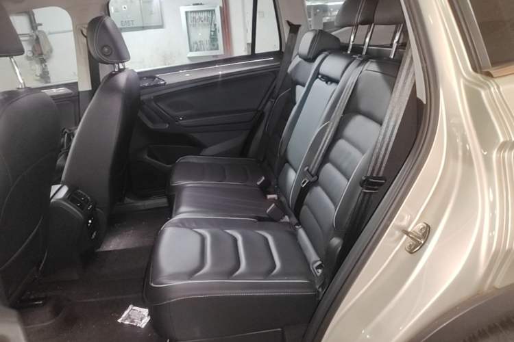 Used Volkswagen Tiguan L 2021 330TSI Automatic Two-Wheel Drive R-Line Flagship Edition Left Rear Seat