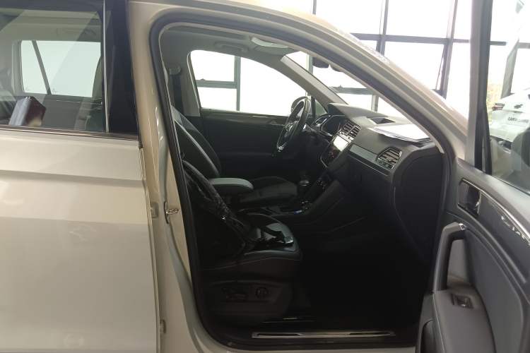 Used Volkswagen Tiguan L 2021 330TSI Automatic Two-Wheel Drive R-Line Enhanced Edition Right Front Seat