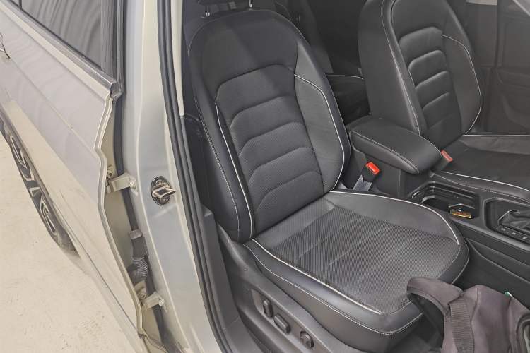 Used Volkswagen Tiguan L 2021 330TSI Automatic Two-Wheel Drive R-Line Flagship Edition Right Front Seat