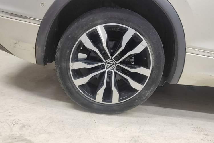 Used Volkswagen Tiguan L 2021 330TSI Automatic Two-Wheel Drive R-Line Flagship Edition Right Rear Wheel Hub