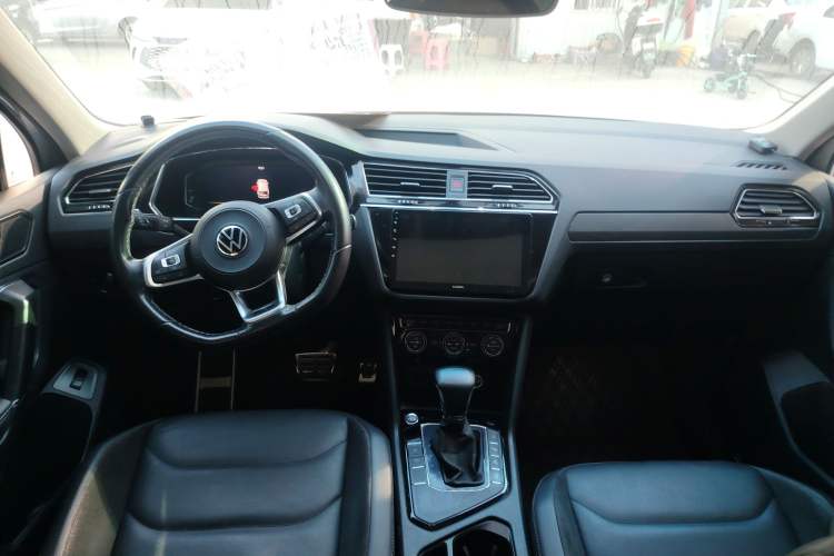 Used Volkswagen Tiguan L 2021 330TSI Automatic Two-Wheel Drive R-Line Enhanced Edition Center Console