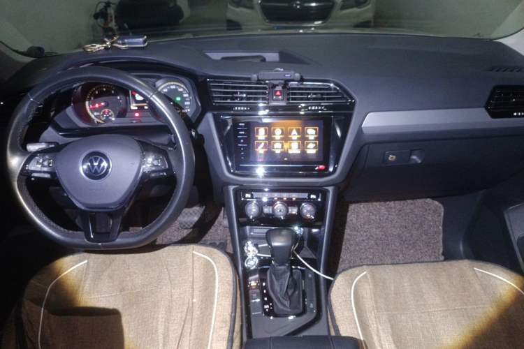 Used Volkswagen Tiguan L 2021 330TSI Automatic Two-Wheel Drive Smart Edition Center Console