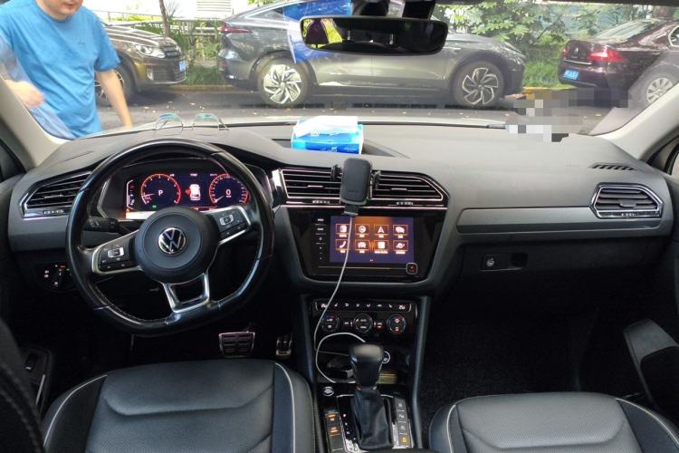 Used Volkswagen Tiguan L 2021 330TSI Automatic Two-Wheel Drive R-Line Flagship Edition Center Console