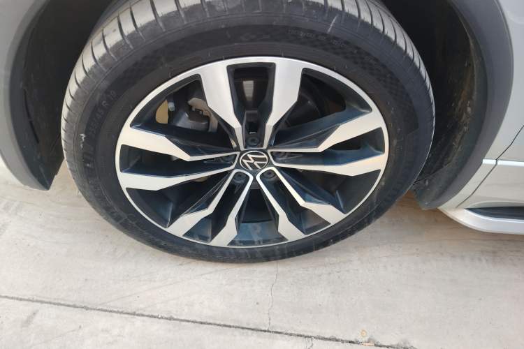 Used Volkswagen Tiguan L 2021 330TSI Automatic Two-Wheel Drive R-Line Enhanced Edition Exterior 4
