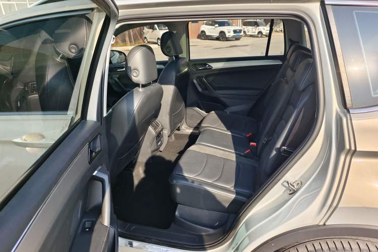 Used Volkswagen Tiguan L 2021 330TSI Automatic Two-Wheel Drive Smart Edition Interior 2