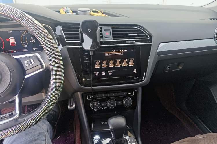Used Volkswagen Tiguan L 2021 330TSI Automatic Two-Wheel Drive R-Line Enhanced Edition Audio And AC Panel