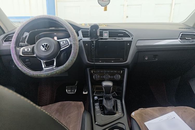 Used Volkswagen Tiguan L 2021 330TSI Automatic Two-Wheel Drive R-Line Enhanced Edition Center Console