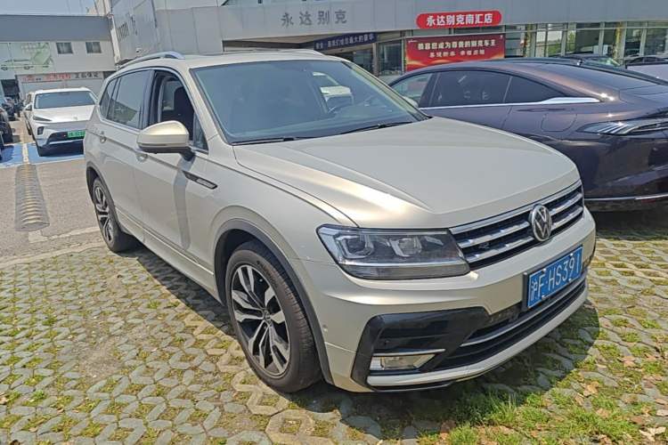 Used Volkswagen Tiguan L 2021 330TSI Automatic Two-Wheel Drive R-Line Enhanced Edition Front Right 45 Deg