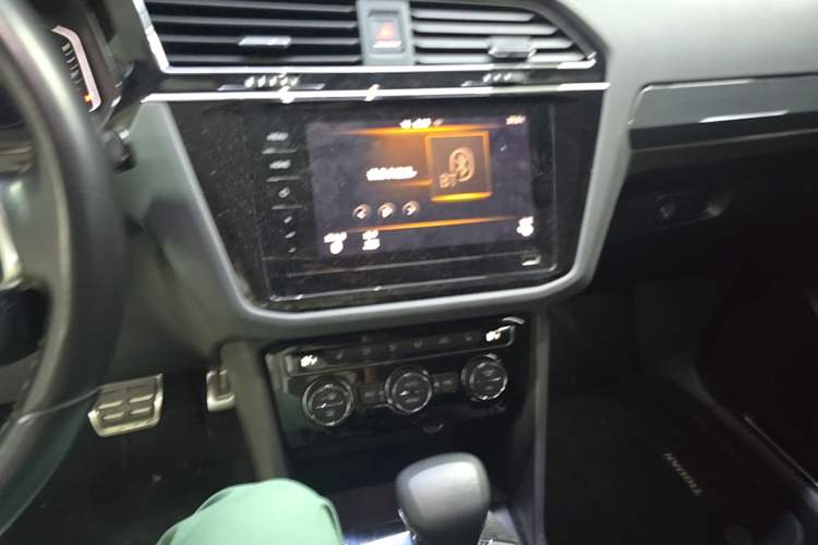 Used Volkswagen Tiguan L 2021 330TSI Automatic Two-Wheel Drive R-Line Enhanced Edition Audio And AC Panel