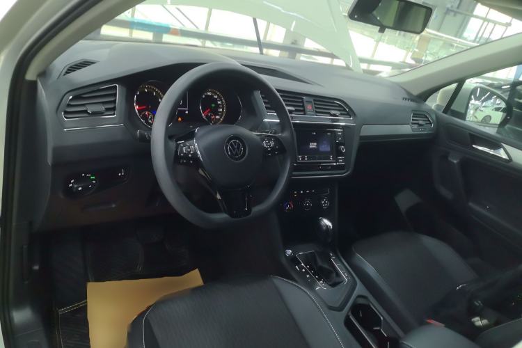 Used Volkswagen Tiguan L 2021 280TSI Automatic Two-Wheel Drive Comfort Edition – Low-Trim Version Center Console