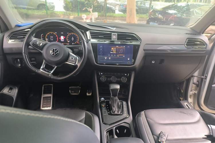 Used Volkswagen Tiguan L 2021 330TSI Automatic Two-Wheel Drive R-Line Enhanced Edition Center Console