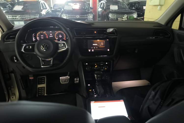 Used Volkswagen Tiguan L 2021 330TSI Automatic Two-Wheel Drive R-Line Enhanced Edition Center Console