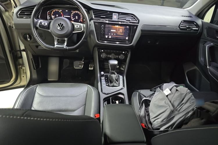 Used Volkswagen Tiguan L 2021 330TSI Automatic Two-Wheel Drive R-Line Enhanced Edition Center Console