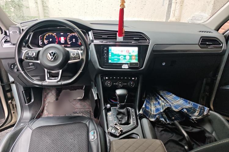 Used Volkswagen Tiguan L 2021 330TSI Automatic Two-Wheel Drive R-Line Flagship Edition Center Console