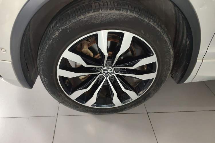 Used Volkswagen Tiguan L 2021 330TSI Automatic Two-Wheel Drive R-Line Flagship Edition Exterior 4