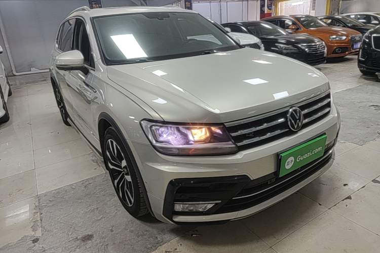 Used Volkswagen Tiguan L 2021 330TSI Automatic Two-Wheel Drive R-Line Enhanced Edition Front Right 45 Deg
