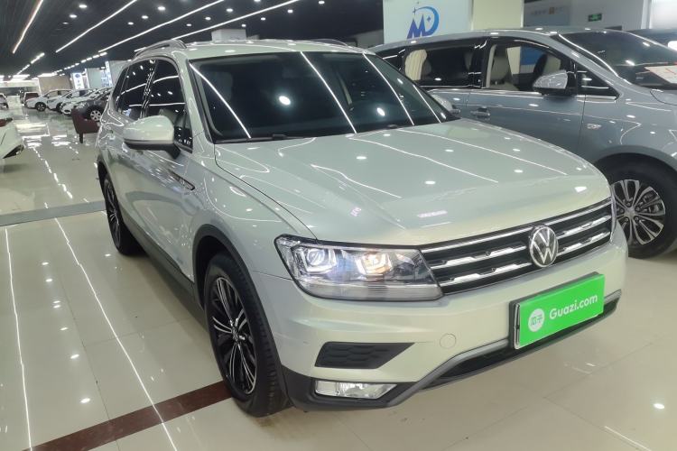 Used Volkswagen Tiguan L 2021 280TSI Automatic Two-Wheel Drive Comfort Edition – Low-Trim Version Front Right 45 Deg