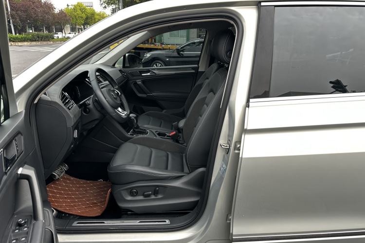 Used Volkswagen Tiguan L 2021 330TSI Automatic Two-Wheel Drive R-Line Enhanced Edition Interior 3