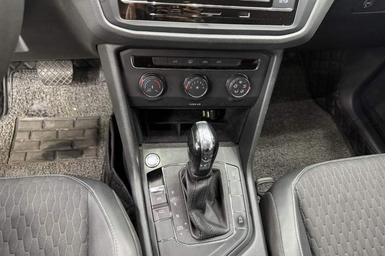 Used Volkswagen Tiguan L 2021 330TSI Automatic Two-Wheel Drive Comfort Edition Interior 5