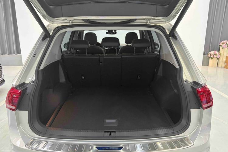 Used Volkswagen Tiguan L 2021 330TSI Automatic Two-Wheel Drive R-Line Enhanced Edition Interior 9