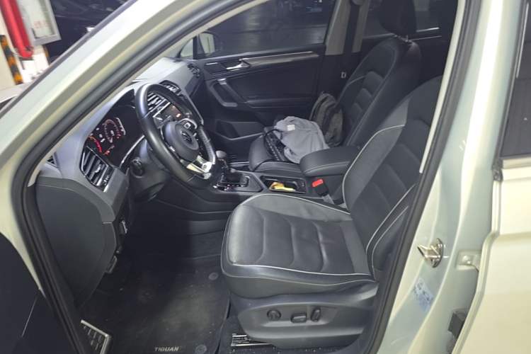 Used Volkswagen Tiguan L 2021 330TSI Automatic Two-Wheel Drive R-Line Enhanced Edition Left Front Seat